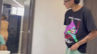 Me escondo en la habitacion de mi pequeña hermanastra para espiarla mientras se pone su ropa interio