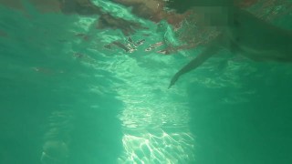 Risky full naked in hotel pool