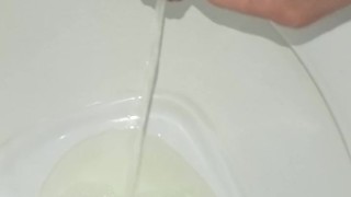 hombre joven desesperado pissing, erección matutina, primer plano