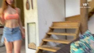 El amigo de mi marido se corrió en mis tetas a escondidas