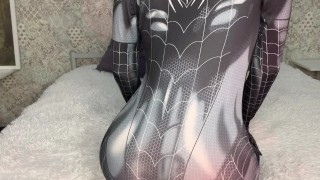 Девушка паук сладко мастурбирует своими пальчиками