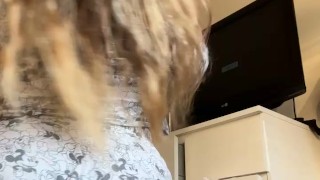 White girl shaking ass