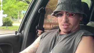 Conductor Uber masturba en su coche su enorme polla mientras un extraño se acerca a mamarlo