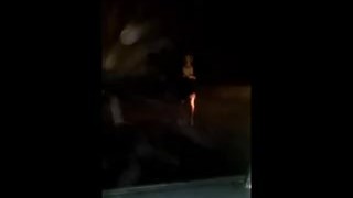 Pornsonick Eshibicionist Pasea desnuda por la noche en el parking enseñando tetitas, culito y coñito