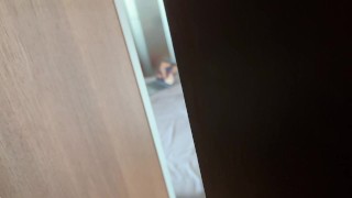 学妹偷偷自慰，我拿出我的大鸡吧后入她