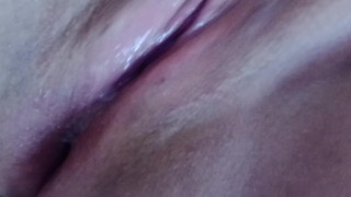 تفرك كسها وتنزل شهوتها وتصور لزوجها