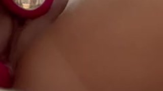 Mamuśka doprowadza się do tryskających wielokrotnych ozgazmów :)