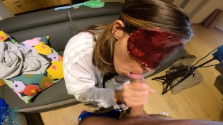 C'era una volta... un DIVANO ed un POMPINO! Sesso orale appassionato sul divano con ingoio!