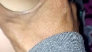 Lamiéndose el huevo del culo a mi putita..