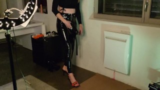 Reine Cruella en séance virtuelle de domination humilation