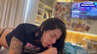 Chamei para assistir um filme e soquei a rola na cavala rabuda que ganhou gozada na boca