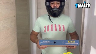 Because I don't have cash I let myself be fucked very hard by the delivery man