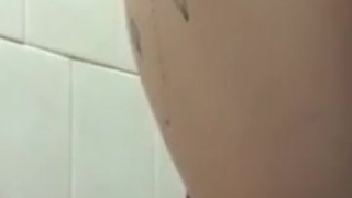 Igual uma cachorrinha balançando rabinho por pica