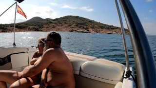 Tocandose en el barco y termina encima mía con ese gran culo.