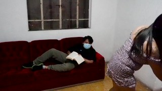 Empleada Doméstica le MENEA el CULO a su PATRÓN y lo GRABA MIENTRAS la FOLLA