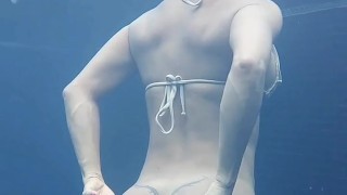 Quitándome el bikini en la alberca