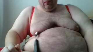 rote Büstenhebe und Gewichte