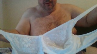 Nippelgewichte im weißen BH