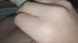 Заставляю парня кончить мне на руку