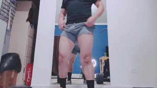 Haciendo ejercicio y jalando la verga al mismo tiempo