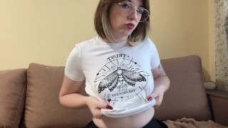 Sexy brunette exposes her waist.