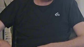 Macho tirando o leite no short do treino