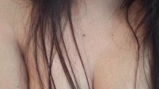 Me gusta grabar mis pequeños pechos