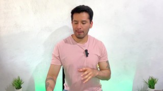 Joven dotado de 20cm pone a su compañero del trabajo a darle sexo oral por primera vez en su vida