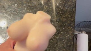 Me follo una muñeca pequeña con mi enorme penne y me vengo más que nunca