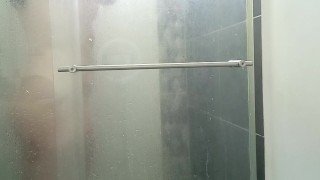 bañandome y orinando en la ducha