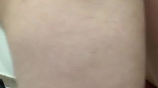 JOVEN DE 18 AÑOS COGIENDO CON SU PADRASTRO MIENTRAS SU MADRE NO SE ENCUENTRA