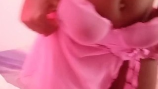 Tía traviesa se desnuda con un baile sensual que no podrás olvidar