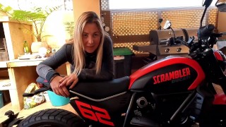 Follando junto a la moto en la terraza trasera