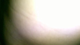 esplorando mi cuerpo en el baño