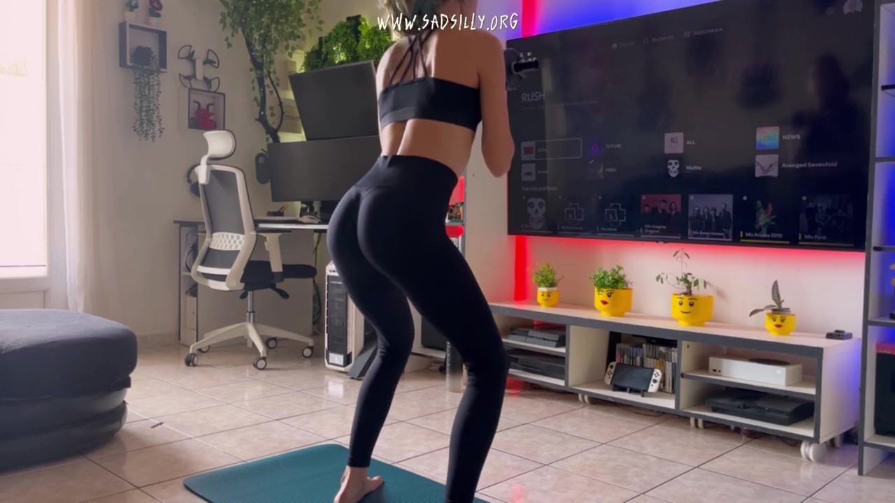 Mon Coloc me baise pendant ma séance de sport ! French Hard