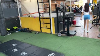 ENTRENADORA RUBIA CALIENTA A SU ALUMNA Y TERMINAN COMIÉNDOSE LOS COÑOS EN EL GIMNASIO