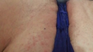 su coño suave al tocarlo con los dedos