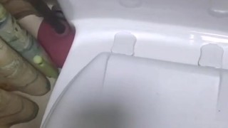 Mi hermanastra dejo sus tangas sucias después de bañarse