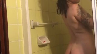 Me follo a mi amiga en la ducha y termina con final feliz