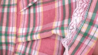 Mis padres están en la habitación de al lado y yo llegué súper cachonda del colegio