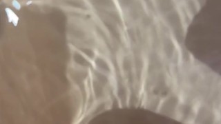 Девушка Писает и пукает в ванне под водой крупным планом