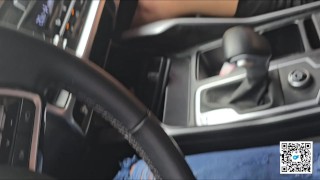 MILF CHATS WITH HER HUSBAND 🔥 THE MATURE HAS A SHORT SKIRT 👗👠 YOU CAN SEE THE STRIPE 🤤