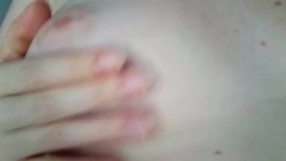 su coño se pone tan rosado y jugoso cuando se abre