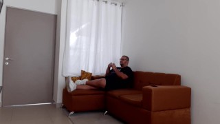 Su novio la engaña y me chupa la polla hasta sacarme leche