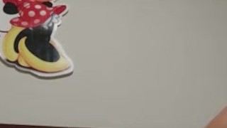 Me metí a mi cuarto y empecé a masturbarme mientras miro la camara