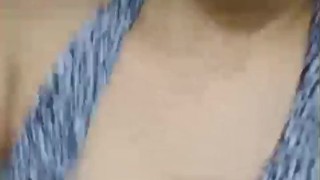 Masturbándome frente a la cámara en mi cama