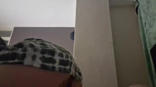 Moviendo en twerk en mi cama antes de anochecer