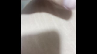 Espiando a mi Roomie universitaria y termino cogiendomela y dejándoselos adentro