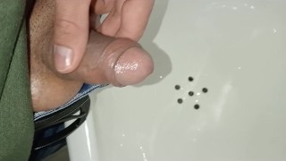 pissing desesperado en baño publico, casi me pillan primer plano, gay sumiso