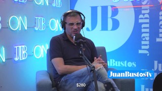 ¡La latina aceitada con HERMOSAS TETAS Kataleya Ross se sube a la máquina vibradora hasta correrse!